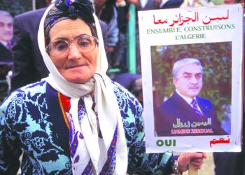 الجزائـر وقفــت مجـدّدا.. وعنـد بابها يقـف كثـيرون