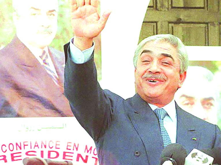 زروال.. مهنـدس إطفـاء نـار الفتنة واسترجـاع السلــم