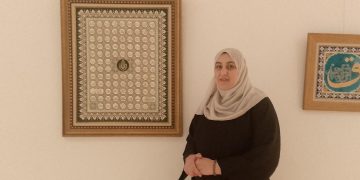 أسماء الله الحسنى تتصدّر أعمالي المزخرفة بالذّهب