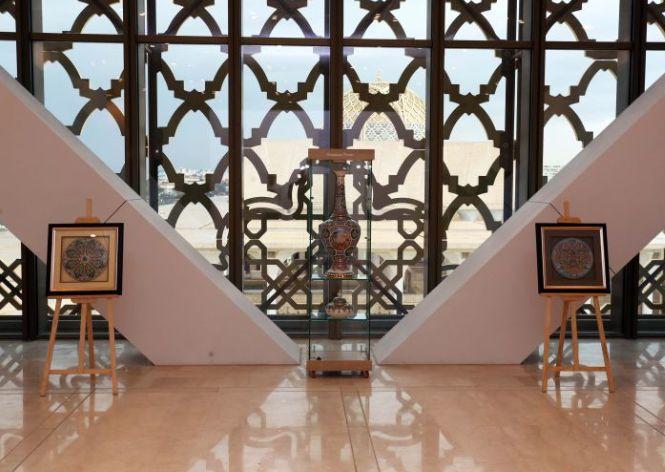 بــين أصالـة الخط العربـي وسحـر الزّخرفـة الإسلاميـة