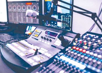 «مزارع النقر».. منشآت تقنية لتزييف التفاعل الرقمي