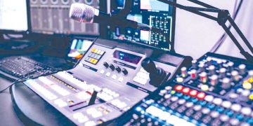 «مزارع النقر».. منشآت تقنية لتزييف التفاعل الرقمي