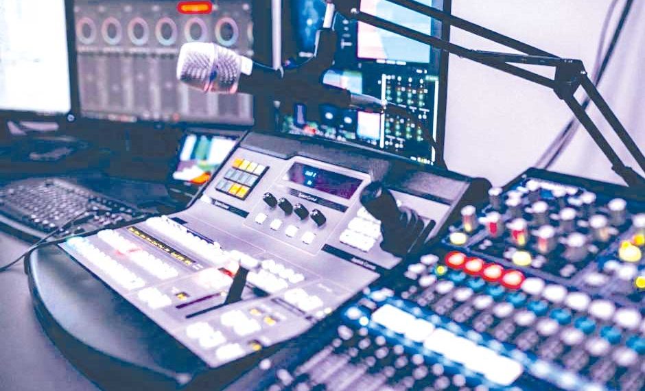 «مزارع النقر».. منشآت تقنية لتزييف التفاعل الرقمي