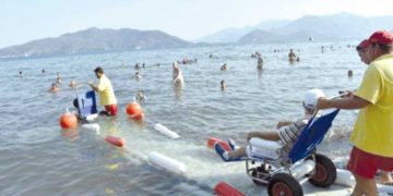 أطفال تمالوس من ذوي الهمم في رحلــة شاطئيــة