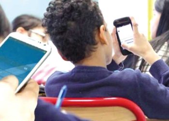 إدمان الشاشـات في الوسط المدرســي.. قف!