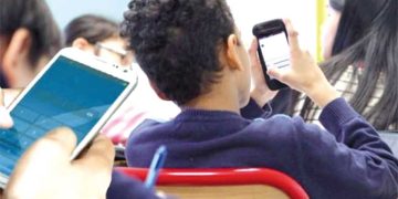 إدمان الشاشـات في الوسط المدرســي.. قف!