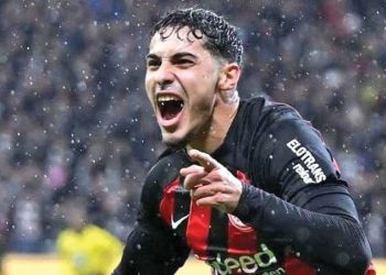 شعايبي يقود فرانكفورت لتعادل مثير أمام كولونيا