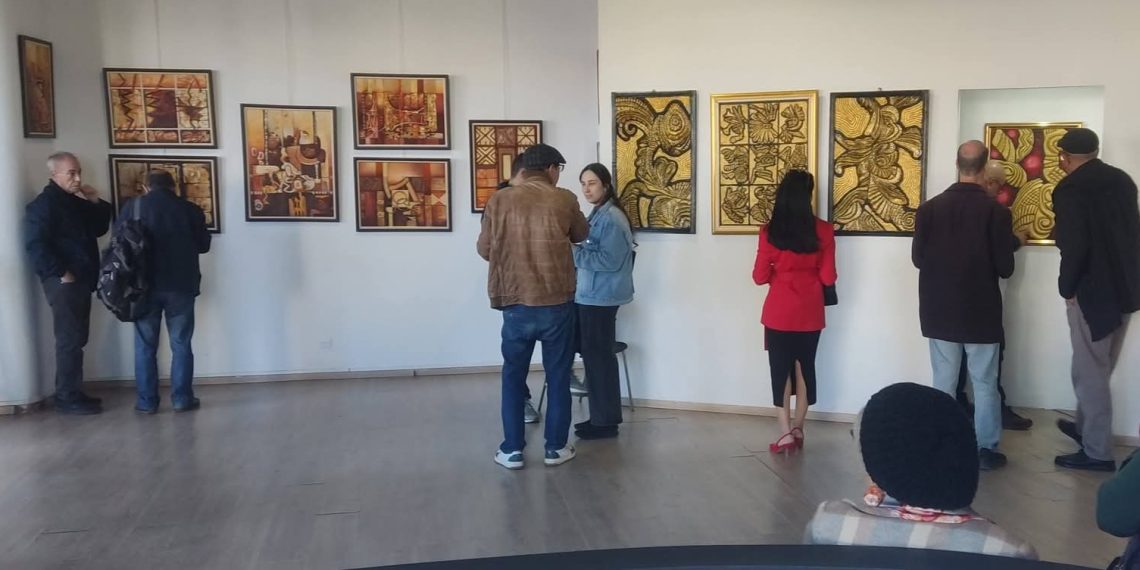 التجريـد في «لقــاء متجـدّد» بثـلاث رؤى فنـية