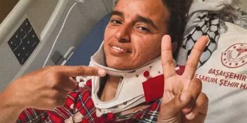 متضامنـة توثــّق وحشيــة الاحتلال الصّهيوني ضـد “أسطــول الصّمـود”
