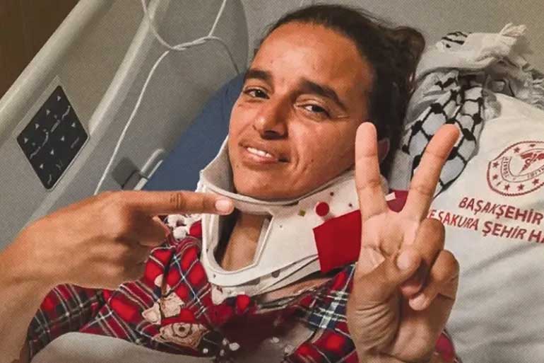 متضامنـة توثــّق وحشيــة الاحتلال الصّهيوني ضـد “أسطــول الصّمـود”