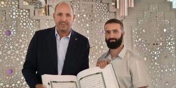 الخطّـاط محمـد برّات يختـم  كتابـة المصحــف الشريـــف