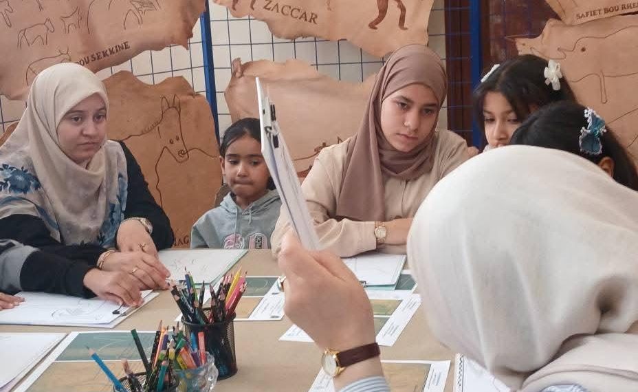 أطفـال الجلفـة يستكشفـون أسرار الفـن الصّخــري