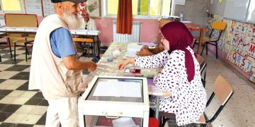 وهران ترسـم لوحـة ديمقراطية في يوم استثنائي