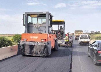 النعامة.. تدعيم المنشآت الفنية وصيانة شبكة الطرق