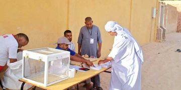 إقبال النّاخبين يتحـدّى حرارة الصيف بتندوف