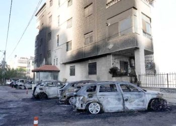 مستوطنـون يحرقـون مسجديـن ومنــزلا ويقيمـون بـــؤرة استيطانية