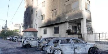 مستوطنـون يحرقـون مسجديـن ومنــزلا ويقيمـون بـــؤرة استيطانية