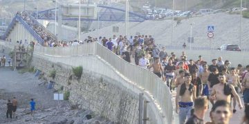 إسبانيــا تنشــر الجيــش في سبتــة والاتحاد الأوروبي يعرض الدعم