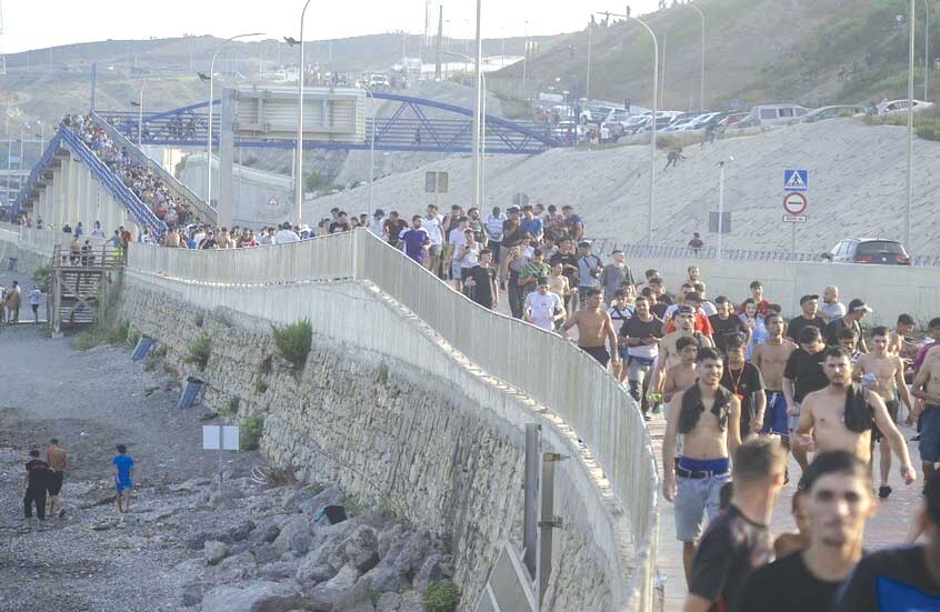إسبانيــا تنشــر الجيــش في سبتــة والاتحاد الأوروبي يعرض الدعم