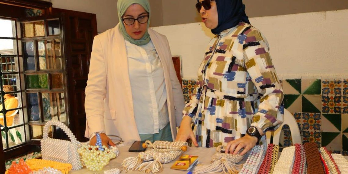 معـرض فنـي يحتفــي بإبداعــات المكفوفــين