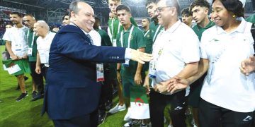 ارفعوا الراية الوطنية عاليا يا أبطال..