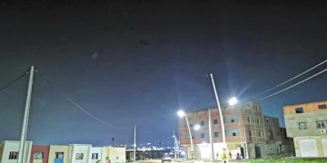 أنوار تعيد الحياة إلى الشوارع ليلا بتندوف