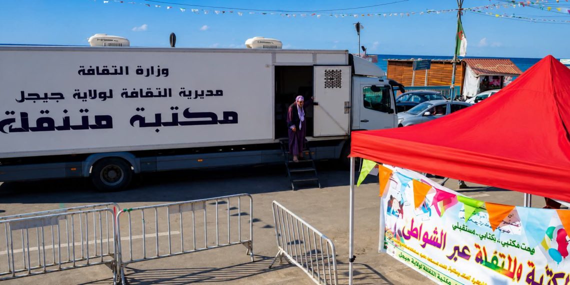 الكتاب يرافق المصطافين بشواطئ جيجل