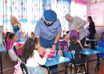 850 محفظـة تــزرع البسمة  في وجـــوه تلاميــذ تندوف