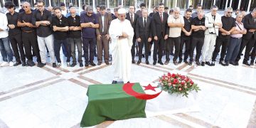 سيـد أحمـد أقومـي.. وداعــا أيها الفنـان الكبــير والعبقــــري