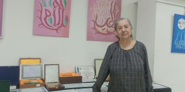 «الخط اللهيبي».. نارٌ مـن الحروف  تـضـيء دروب الإنسـانـيــة