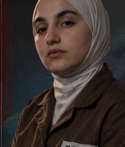 حــين يتحــوّل مقعـد مدرسي إلى رسالة انتظار لأسيرة طفلة