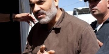الاحتـلال يوظّــف صــورة الأسـير إبراهيـم حامد لترهيـب المواطنــين
