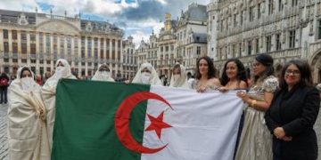 البلـوزة الوهرانيـة تتألــق فـــي بروكســل