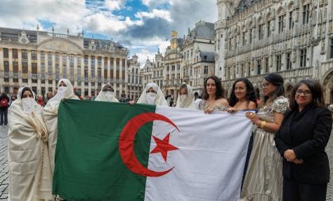 البلـوزة الوهرانيـة تتألــق فـــي بروكســل